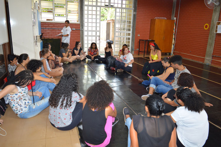 Sonaly conduziu oficina de contação de histórias afro-brasileira e indígena aos alunos da Licenciatura em Letras do IFG - Câmpus Goiânia